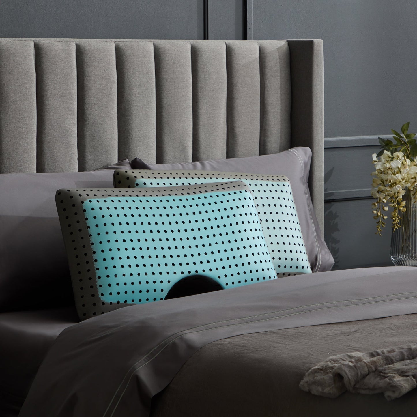 Shoulder CarbonCool LT + OmniPhase Pillow - front view
