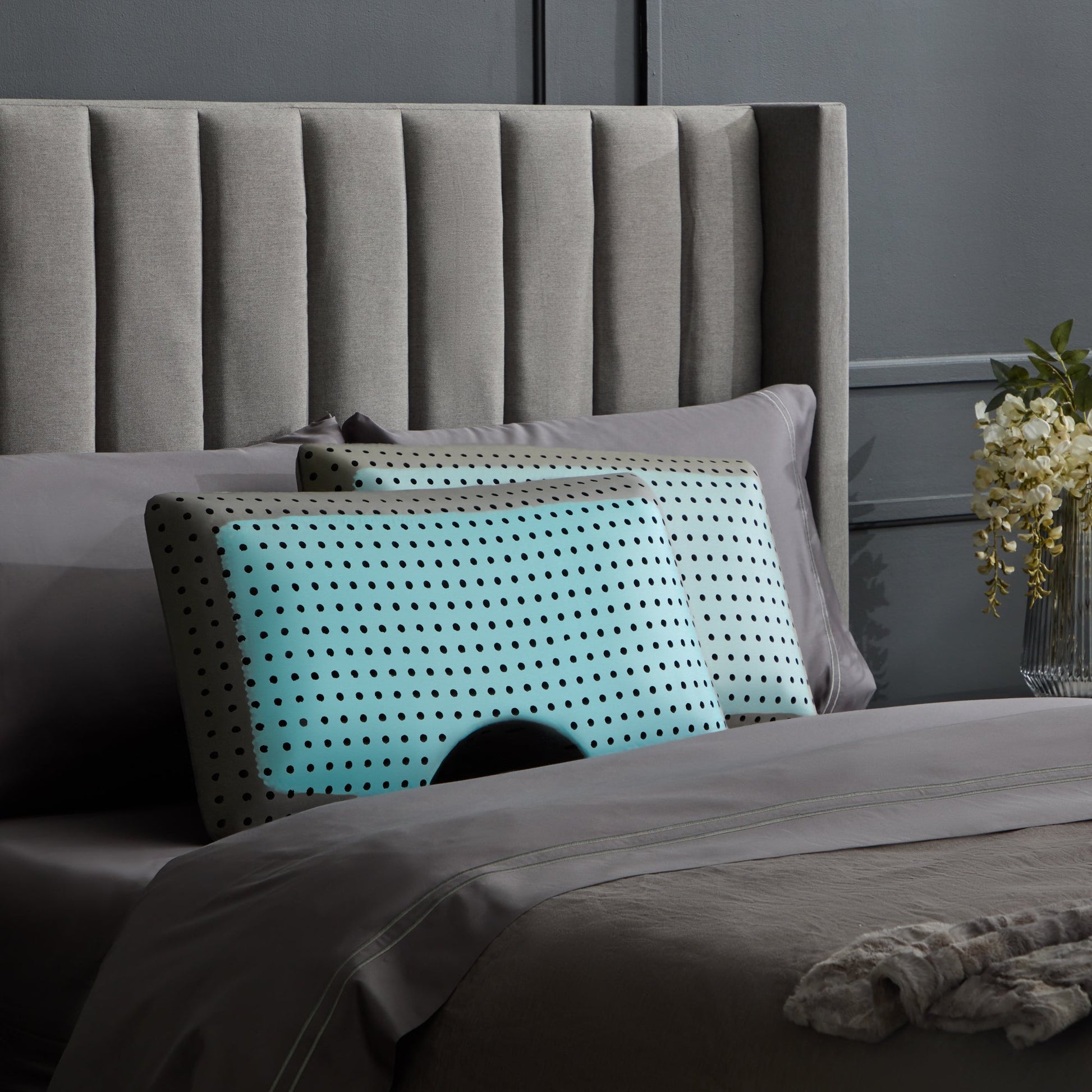 Shoulder CarbonCool LT + OmniPhase Pillow - front view