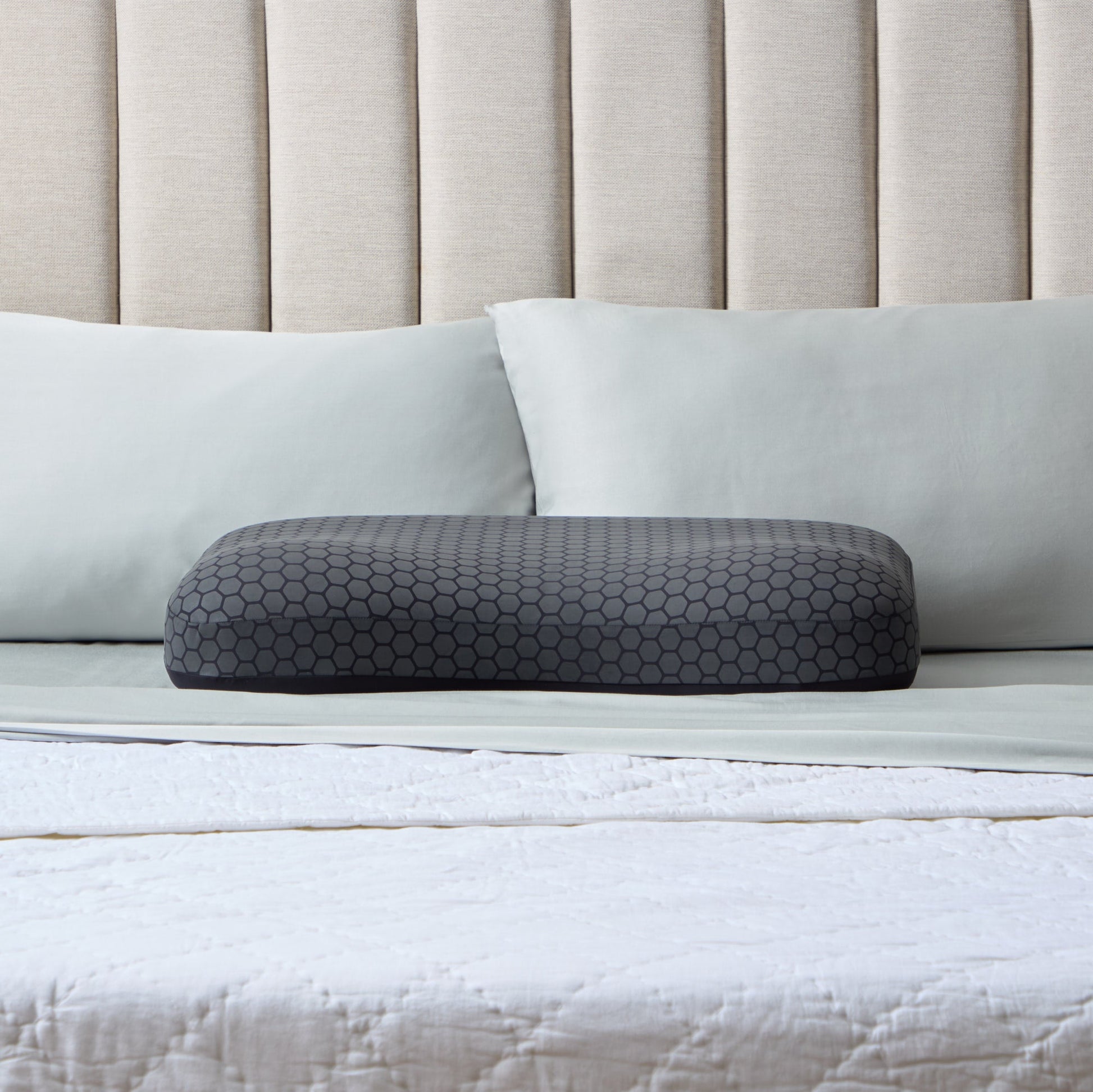 HexCurve Pillow + OmniPhase - detail view